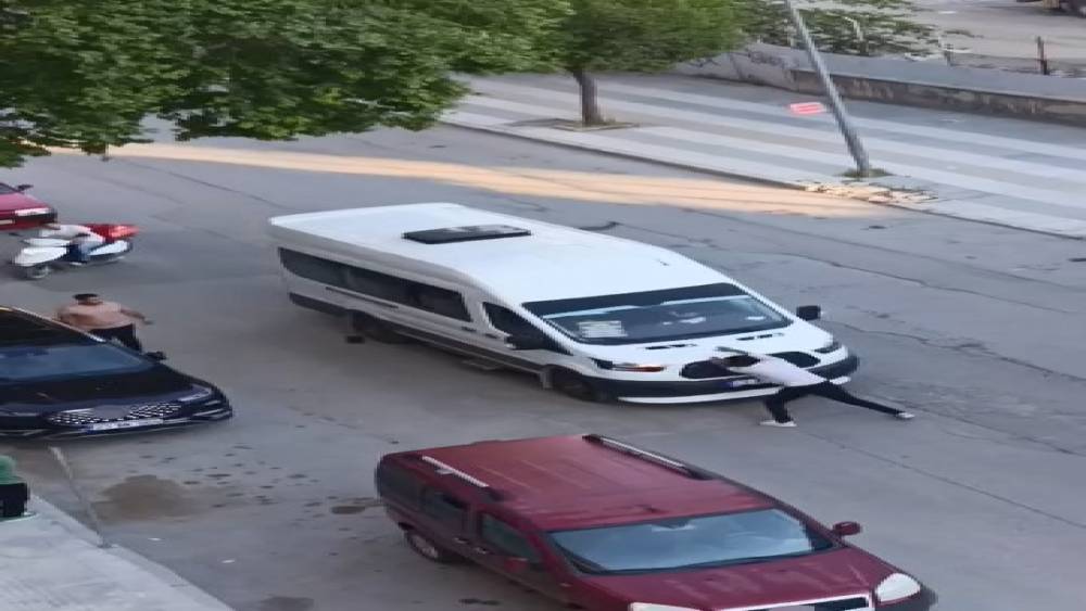 &Ouml;n&uuml;n&uuml; kestiği yolcu minib&uuml;s&uuml;n&uuml; yumrukladı
