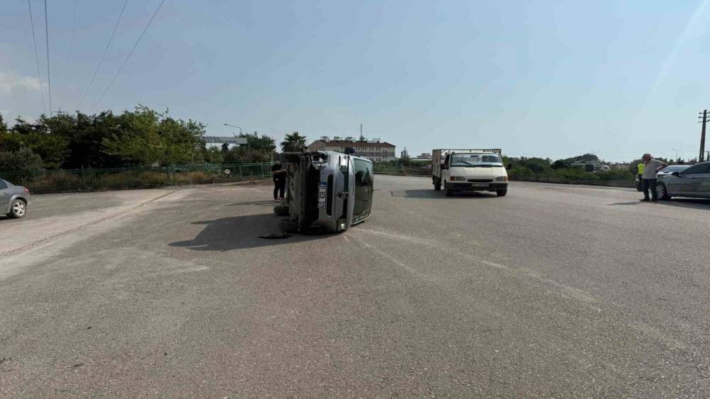 Payas&rsquo;ta &ccedil;arpışmayla yan yatan otomobilin s&uuml;r&uuml;c&uuml;s&uuml; yaralandı
