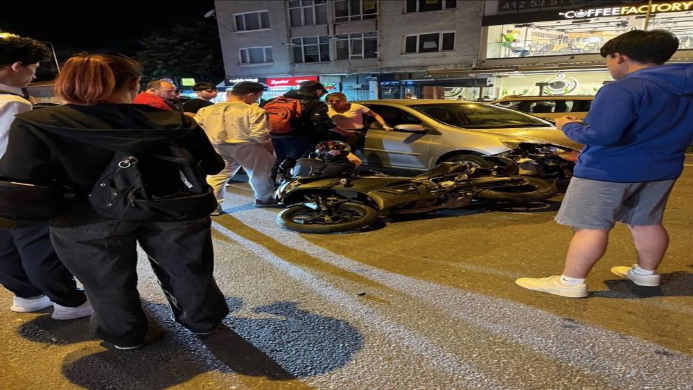 L&uuml;leburgaz&rsquo;da otomobil ile motosiklet &ccedil;arpıştı, taraflar arasında gerginlik yaşandı
