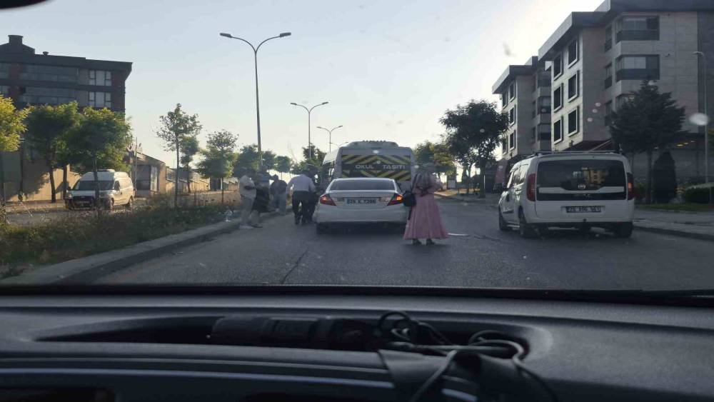 Eskişehir&rsquo;de otomobilin servise &ccedil;arptığı kazada maddi hasar oluştu
