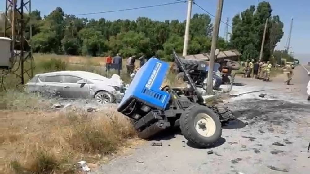Hask&ouml;y&rsquo;de trakt&ouml;r ile otomobil &ccedil;arpıştı: 3 yaralı
