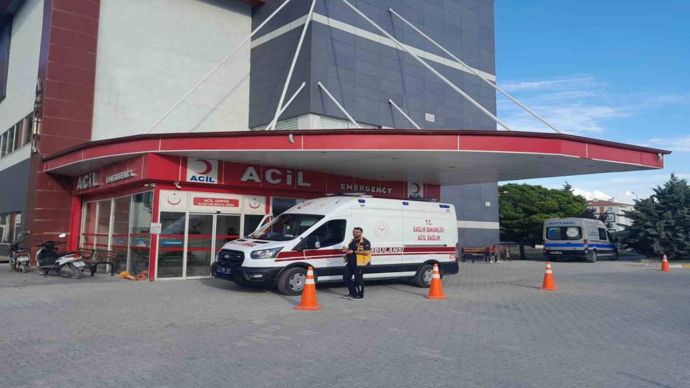 Karapınar&rsquo;da kamyon ile minib&uuml;s &ccedil;arpıştı: 4 yaralı
