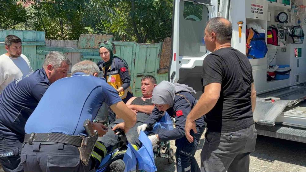 &Ccedil;atı yangınına m&uuml;dahale ederken bir alt kata d&uuml;şen itfaiyeci yaralandı
