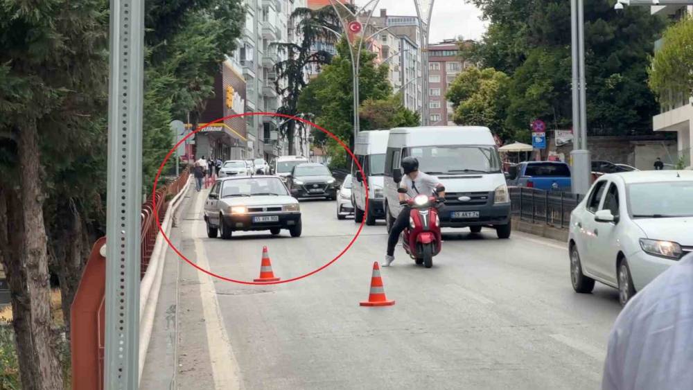 Trafik denetimini g&ouml;r&uuml;nce anayolda geri geri ka&ccedil;tı, motorize polis yakaladı
