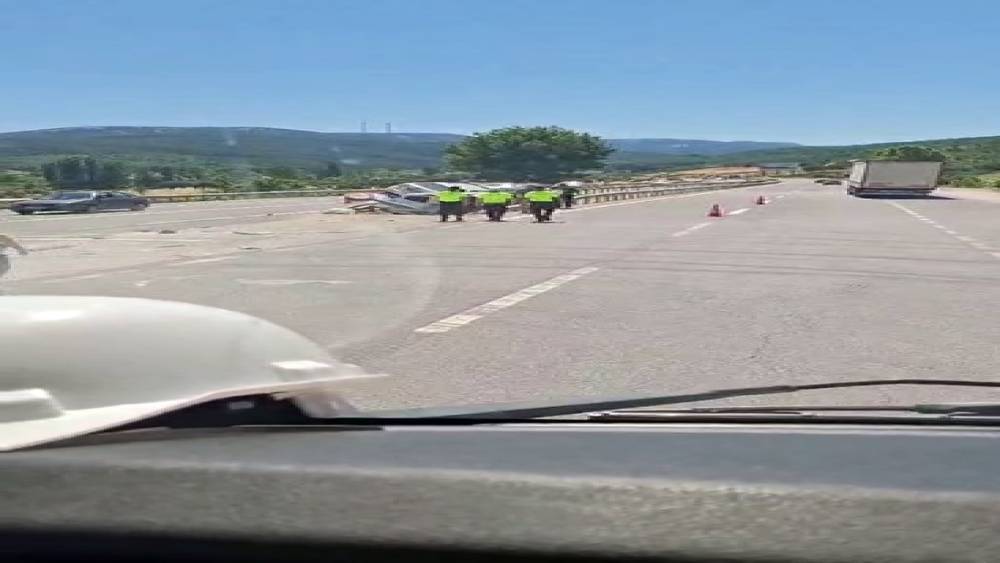 Orta ref&uuml;je saplanan iki ara&ccedil; bariyerlerin arasında sıkıştı
