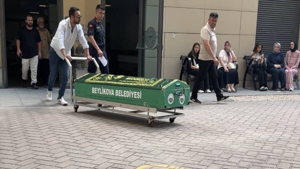 Havuza d&uuml;şerek hayatını kaybeden minik Elif son yolculuğuna uğurlanıyor
