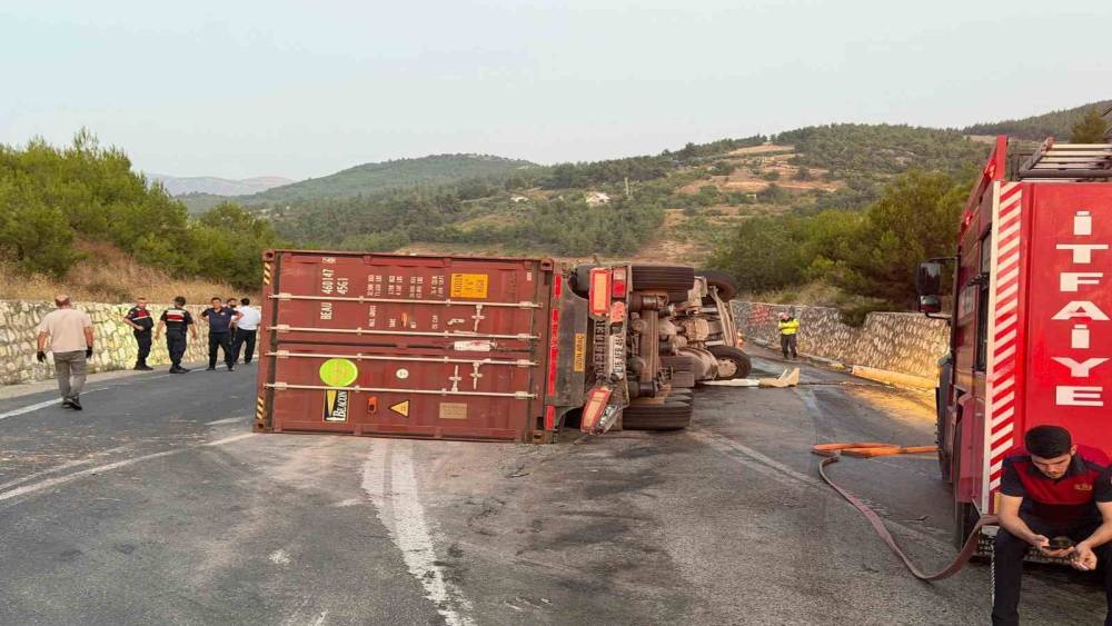 Bilecik&rsquo;te 2 tır &ccedil;arpıştı, 1 kişi yaralandı
