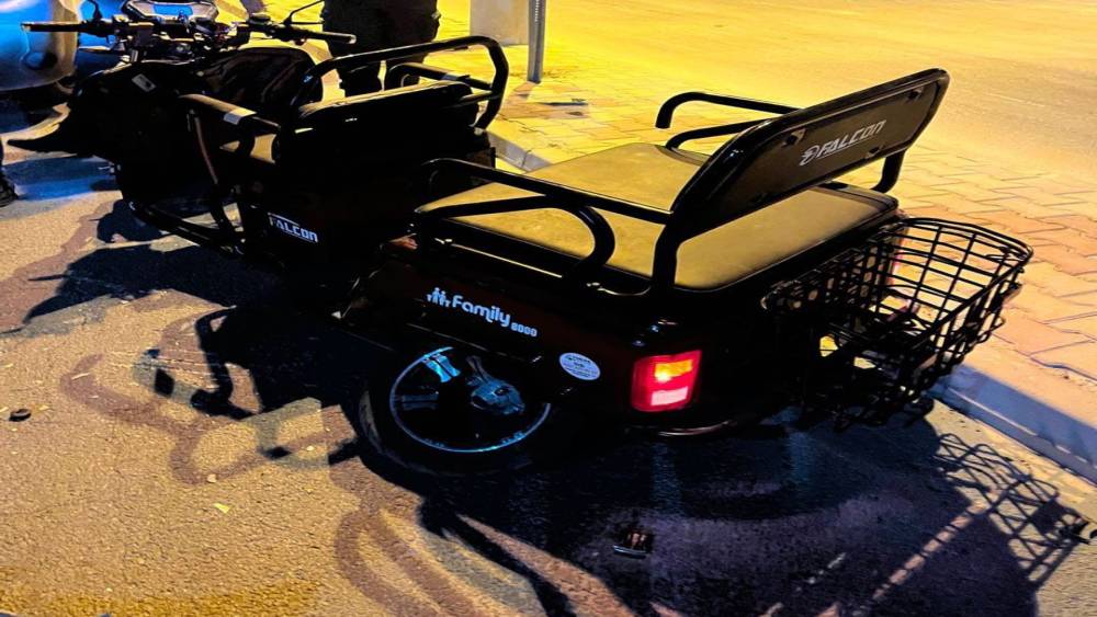 Otomobil ile &uuml;&ccedil; tekerlekli motosiklet &ccedil;arpıştı: 2 yaralı
