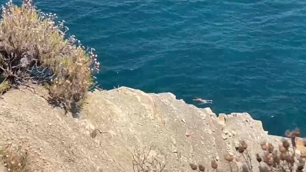 Denizde heyelan paniği, y&uuml;zerken &uuml;zerlerine toprak kaydı
