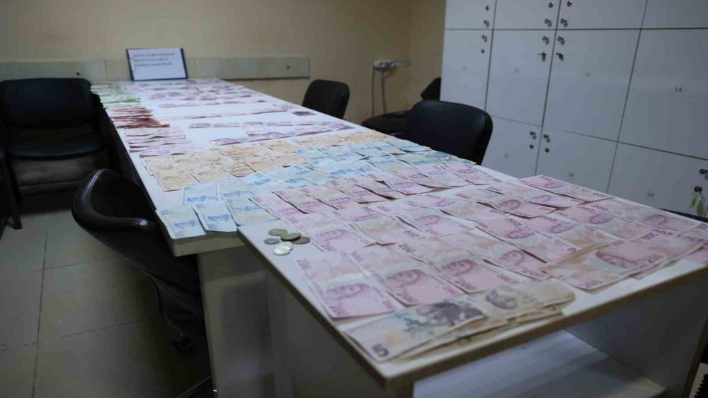 Antalya&rsquo;da yakalanan dilencinin &uuml;zerinden 17 bin TL &ccedil;ıktı
