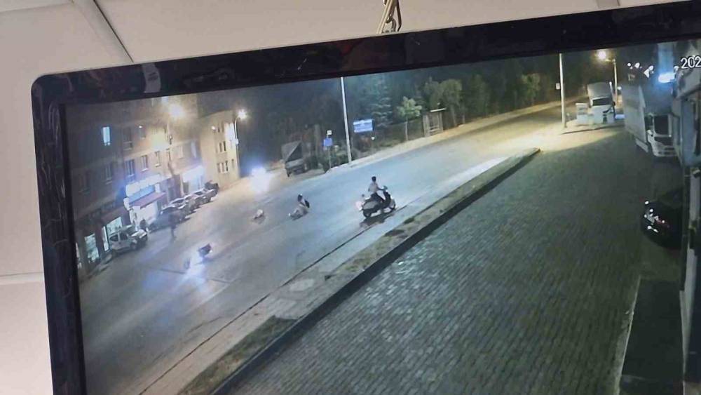 Karşıdan karşıya ge&ccedil;meye &ccedil;alışan &ccedil;ocuğa motosikletin &ccedil;arptığı kaza kamerada
