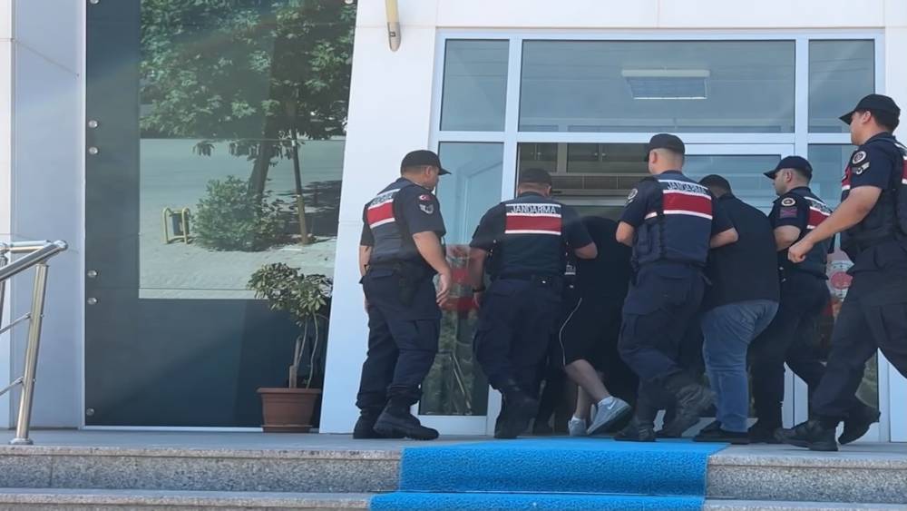 Dolandırıcılar 1 milyon liralık altınla ka&ccedil;tı, jandarma 48 saat ge&ccedil;meden yakaladı
