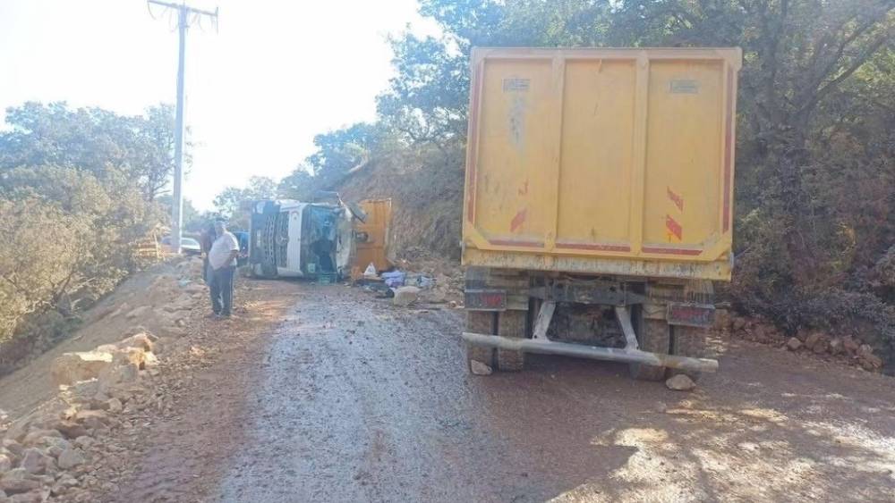 Hafriyat kamyonları &ccedil;arpıştı; 2 yaralı
