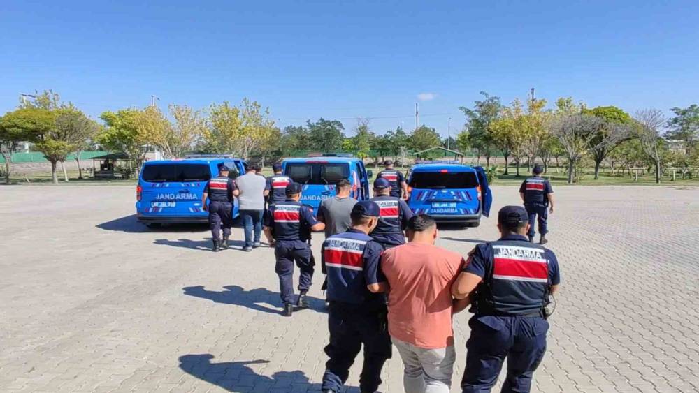 K&ouml;pekleri d&ouml;v&uuml;şt&uuml;r&uuml;p sosyal medyada paylaştılar, jandarma ekiplerince operasyonla yakalandılar
