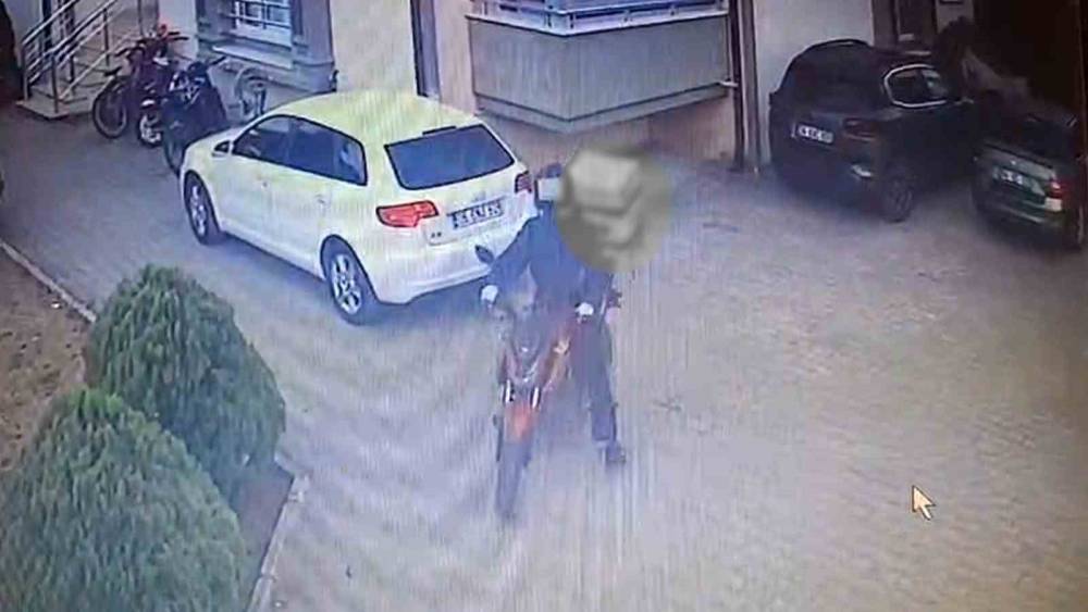 Kendi motosikleti gibi bindi, vitesi boşa atıp g&ouml;t&uuml;rd&uuml;
