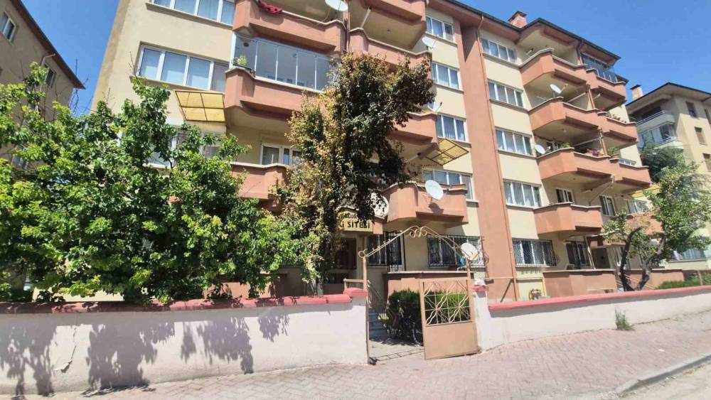 Hırsızların hedefi bu kez apartmanın &ccedil;atı kapısı oldu

