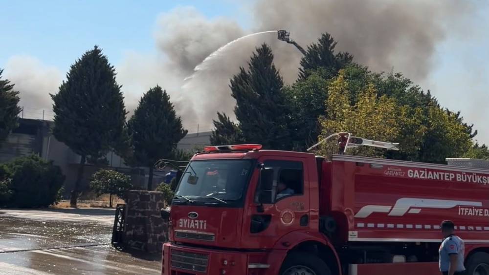 Gaziantep&rsquo;teki fabrika yangını s&ouml;nd&uuml;r&uuml;ld&uuml;
