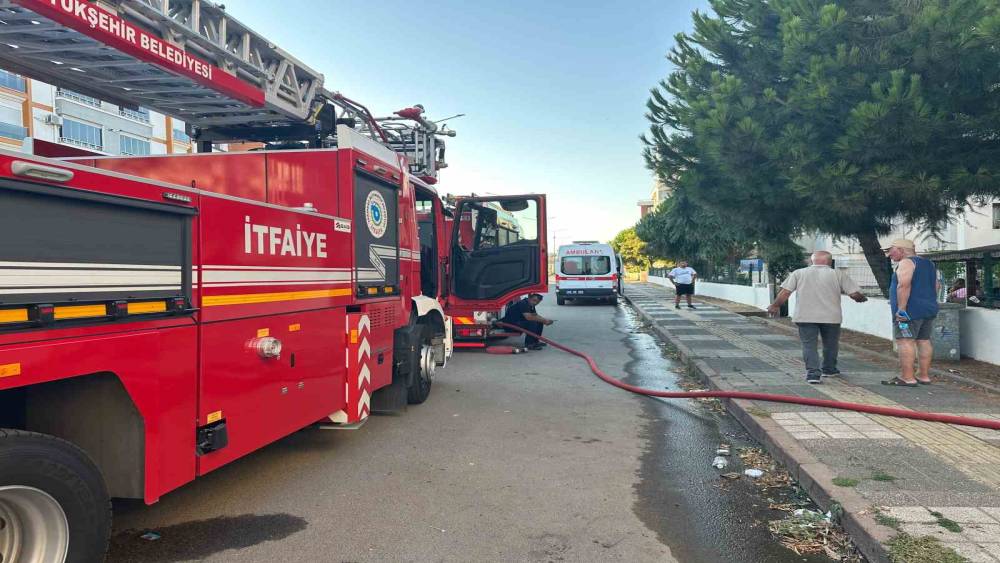S&uuml;leymanpaşa&rsquo;da korkutan yangın: 6 katlı binadan alevler y&uuml;kseldi
