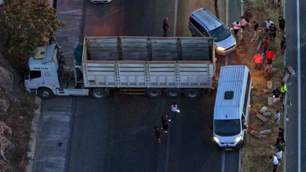 Yatağan&rsquo;da kaza, tır yolu kapattı, ulaşım aksadı
