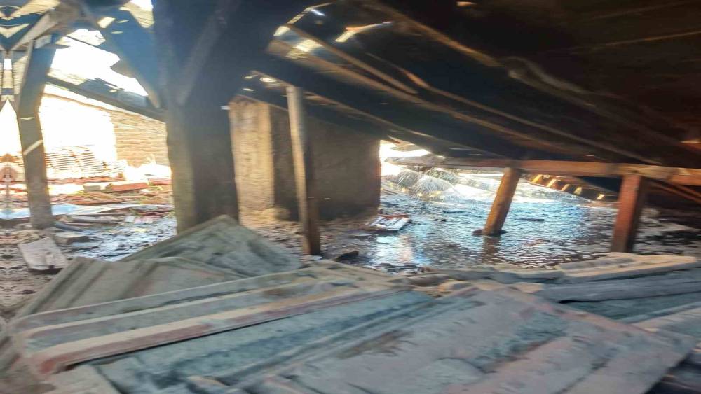 &Ccedil;ivril&rsquo;de eski belediye binasında yangın &ccedil;ıktı
