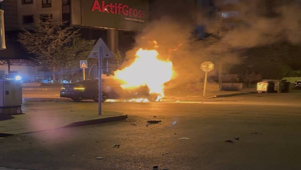 Kayseri&rsquo;de park halindeki otomobile ve ağaca &ccedil;arpan otomobil alev aldı: 1&rsquo;i ağır, 2 yaralı

