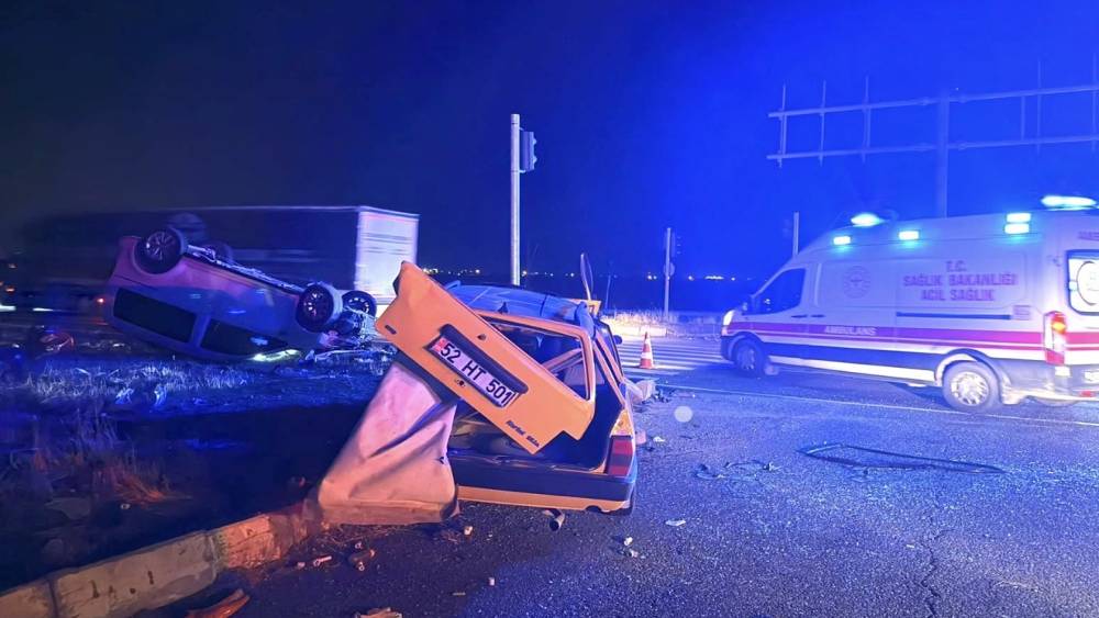 Hafif ticari ara&ccedil; ile otomobil &ccedil;arpıştı: 3&rsquo;&uuml; ağır, 7 yaralı
