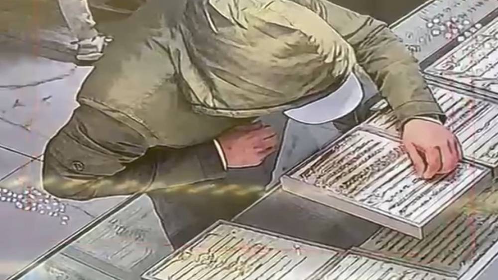 Sahte altınla kuyumcuyu oyaladı, bilekliği &ccedil;alıp ka&ccedil;tı
