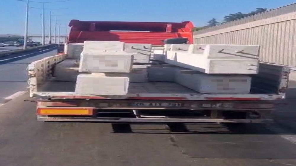 Eskişehir &Ccedil;evreyolu&rsquo;nda kamyondaki tonluk beton bloklar bağlanmadan taşındı
