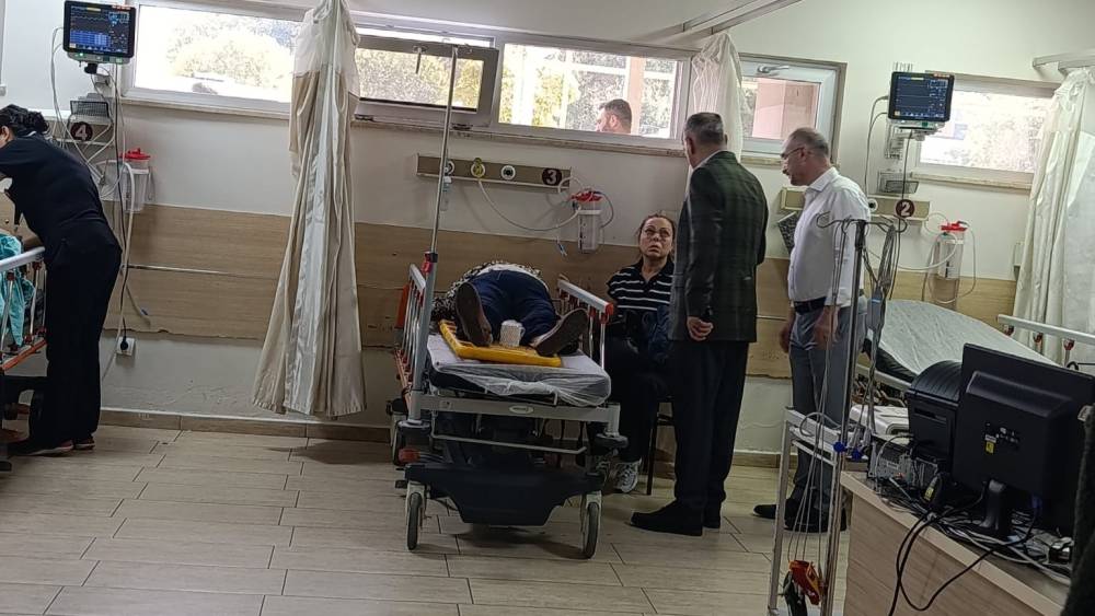 Manisa Valisi &Ouml;zkan kazada yaralananları ziyaret etti
