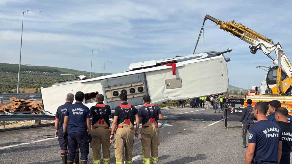 Manisa&rsquo;daki feci kazada ara&ccedil;lar &ccedil;ekiciyle kaldırılıyor
