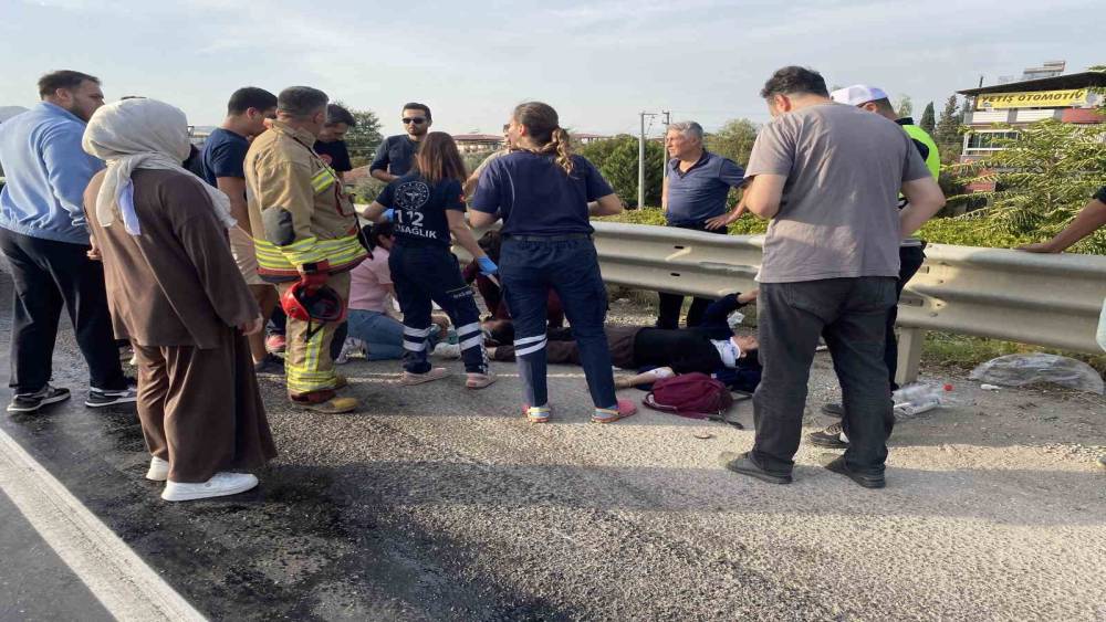 Yola d&ouml;k&uuml;len mazot iki ayrı kazaya neden oldu: 5 yaralı
