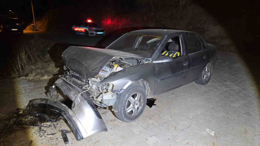 U&ccedil;uruma yuvarlanan otomobilde sıkışan s&uuml;r&uuml;c&uuml; kurtarıldı
