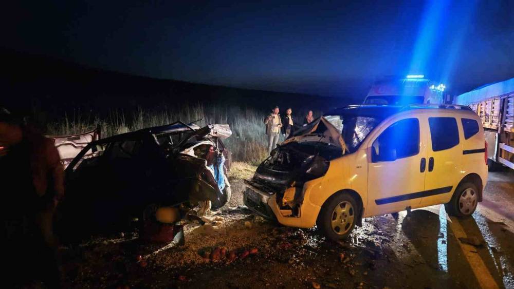 &Ccedil;orum&rsquo;da hafif ticari ara&ccedil; ile otomobil &ccedil;arpıştı: 5 yaralı
