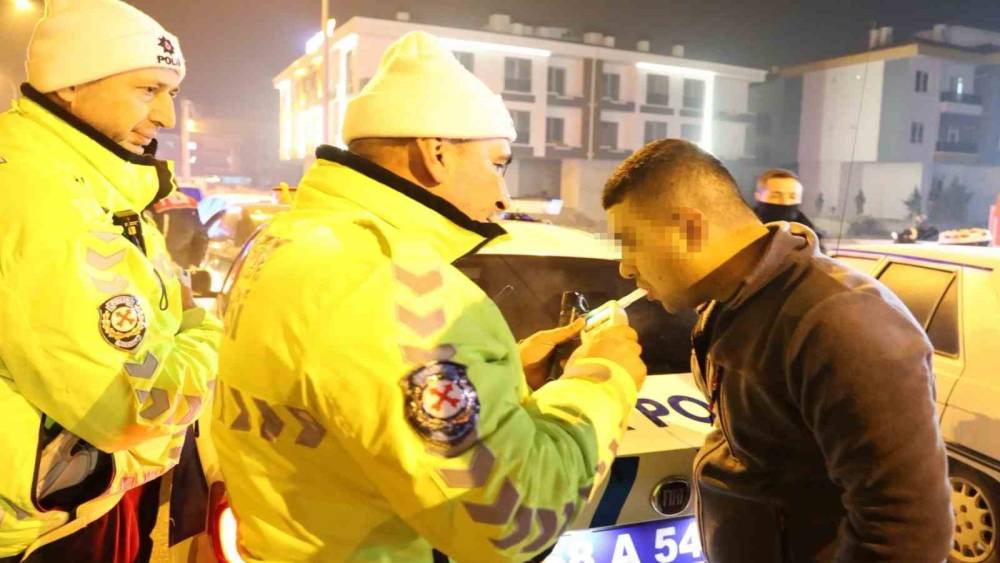 Polisten kaçan sürücü yakalanınca esprileriyle güldürdü
