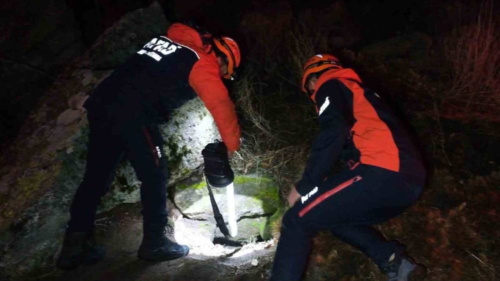 Define bulmak i&ccedil;in girdikleri sarnı&ccedil;ta mahsur kalan 3 kişi, 4 saatte kurtarıldı
