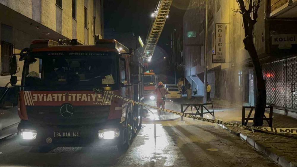 Bağcılar&rsquo;da 4. kattaki iş yerinde yangın &ccedil;ıktı
