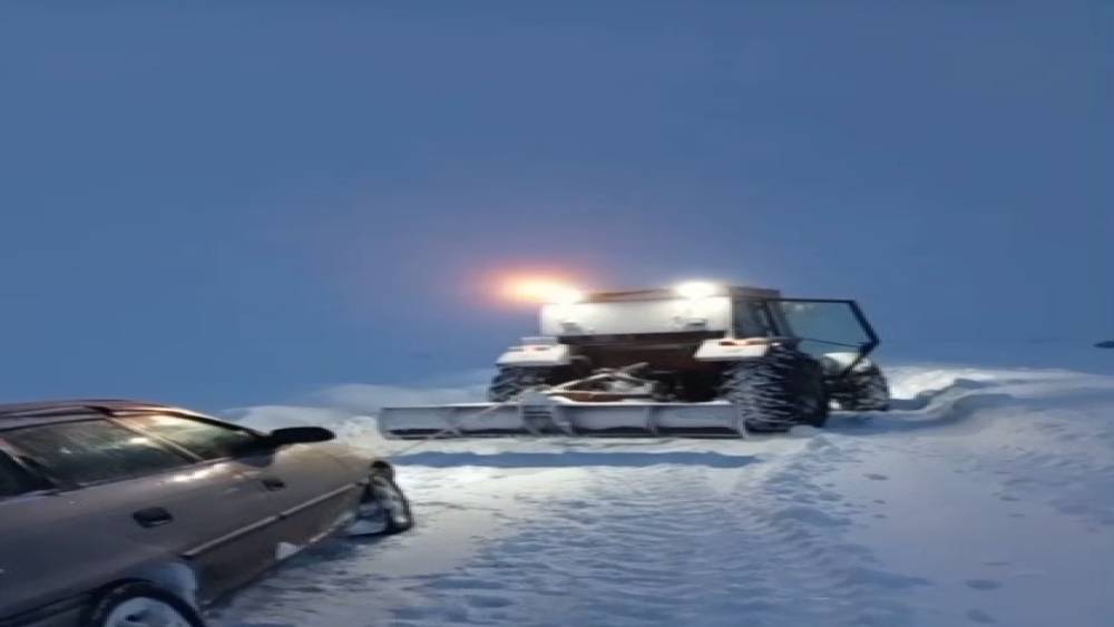 Kars&rsquo;ta kara saplanan aracı vatandaş trakt&ouml;r&uuml;yle kurtardı
