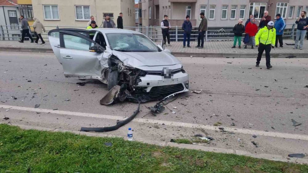 Sinop&rsquo;ta otomobiller &ccedil;arpıştı: 3 yaralı

