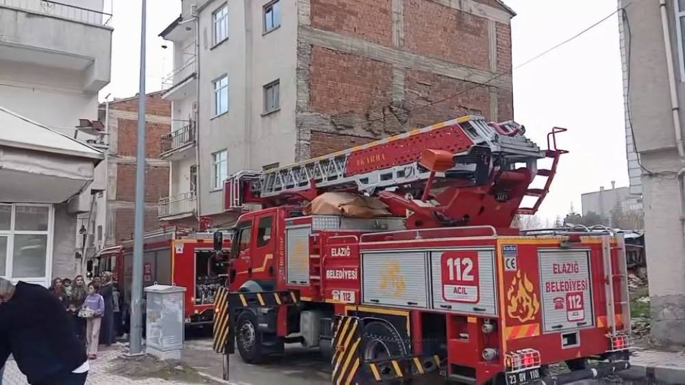 Elazığ&rsquo;da ev yangını
