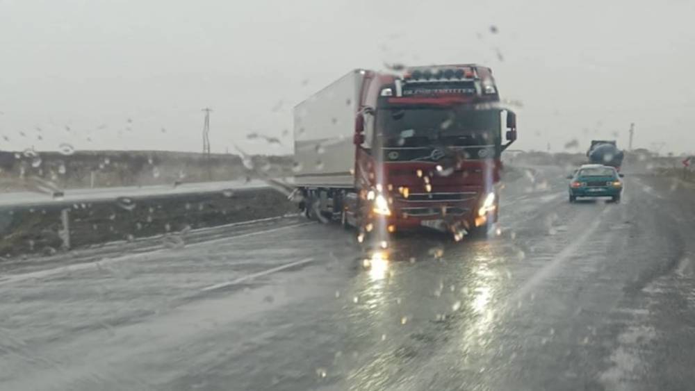 Karapınar&rsquo;da şiddetli r&uuml;zgar ve sağanak s&uuml;r&uuml;c&uuml;lere zor anlar yaşattı
