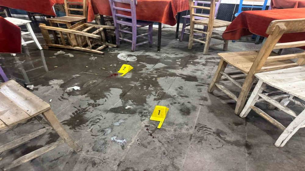 Kıraathanede bı&ccedil;aklı saldırıya uğrayan amca ve yeğeni yaralandı
