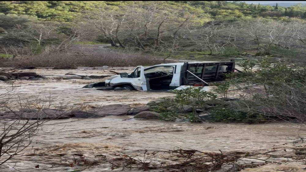İzmir&rsquo;de derede mahsur kalan 3 kişi kurtarıldı
