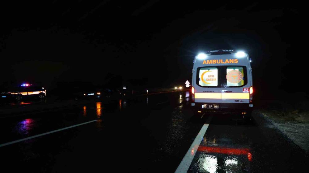 Su birikintisine giren otomobil ref&uuml;je d&uuml;şt&uuml;: 1 yaralı
