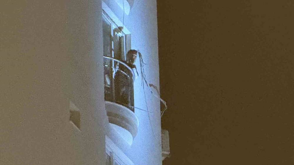 Adana&rsquo;da bir gen&ccedil; elindeki kolonya şişesiyle dehşet sa&ccedil;tı: "Kendimi ve evi yakacağım"
