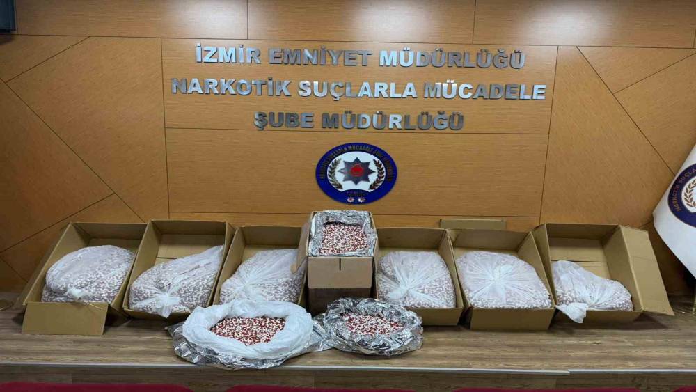 İzmir&rsquo;de narkotik polisi 356 bin uyuşturucu hap yakaladı
