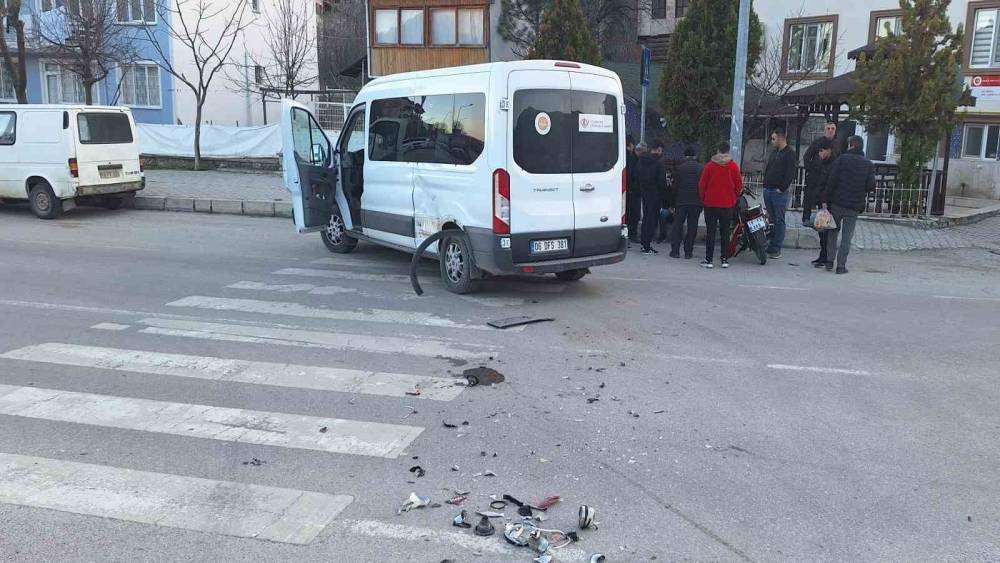 &Ccedil;orum&rsquo;da minib&uuml;s ile motosiklet &ccedil;arpıştı: 1 yaralı

