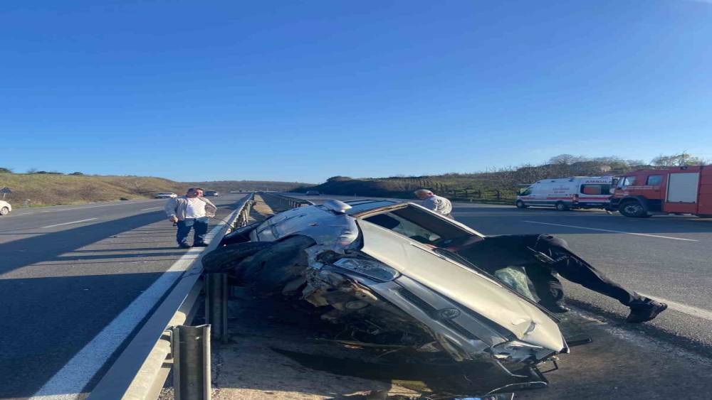 Sakarya&rsquo;da kontrolden &ccedil;ıkan otomobildeki 2 kişi yaralandı
