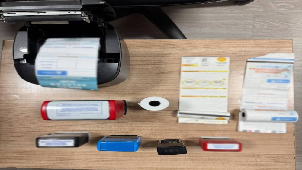 İstanbul&rsquo;da yabancılara sahte belge d&uuml;zenleyen şebeke &ccedil;&ouml;kertildi: 13 g&ouml;zaltı
