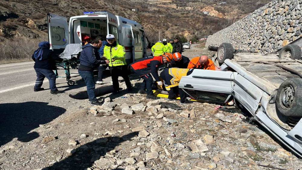 G&uuml;m&uuml;şhane&rsquo;de otomobil ters d&ouml;nd&uuml;: 2 yaralı
