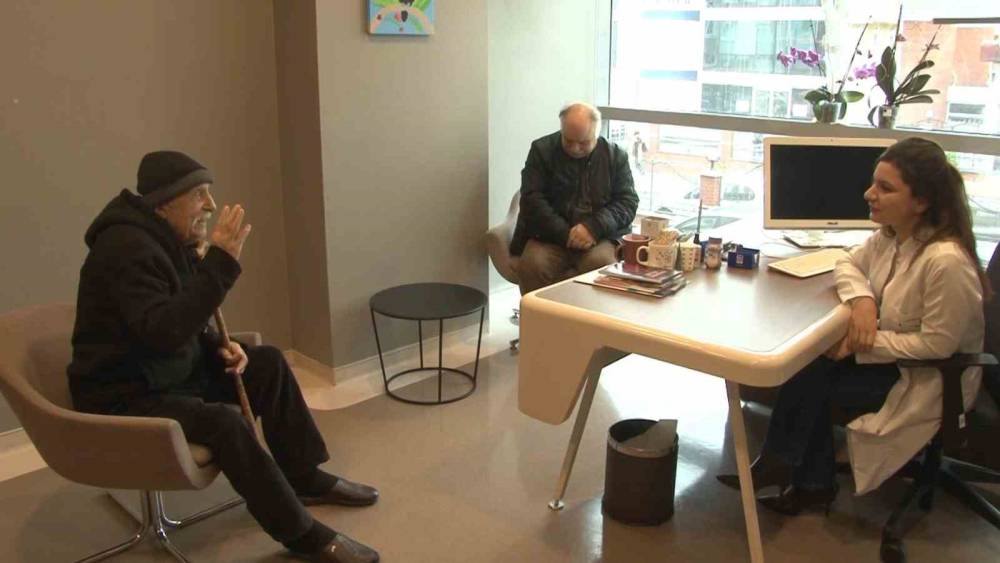 İnme ge&ccedil;iren 91 yaşındaki hastaya başarılı m&uuml;dahale, uzmanlardan uyarı: "Dakikanın &ouml;nemi var"
